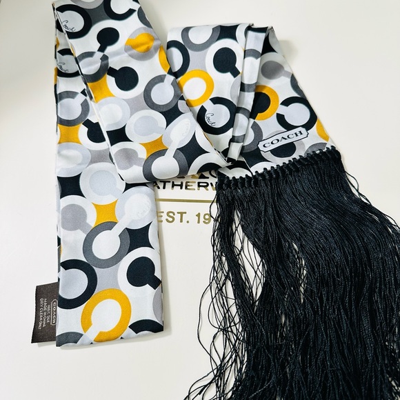 Coach Signature Scarf Multifunctional - Picture 4 of 12